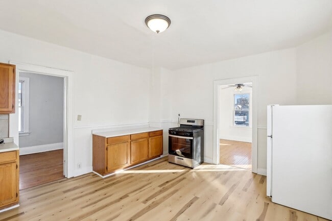 Building Photo - 2 bed 1 bath apartment newly remodeled, lo...