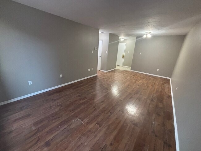 Building Photo - 225 Old Carriage Dr