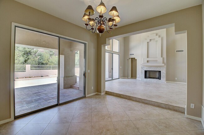 Building Photo - 3030 E Sierra Vista Dr