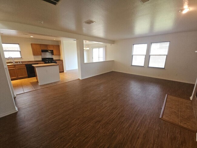 Foto del edificio - Beautiful 2 Story in Bedford Off Forest Ridge