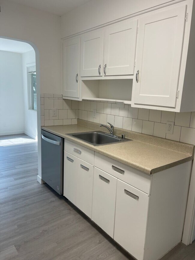 Foto del edificio - Spacious 4-Bedroom Home with Fireplace, Covered Patio & Detached Garage in Pasco