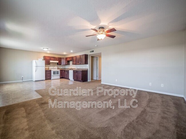 Foto del edificio - 214 E 1st St