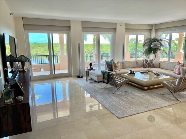 Foto del edificio - 13645 Deering Bay Dr