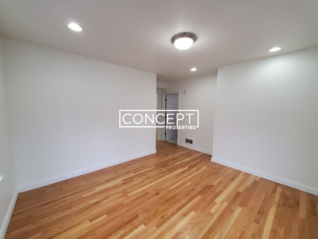 Building Photo - 63 Circuit St