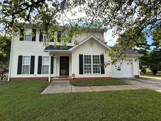 Building Photo - Northern Greensboro, 4 bedrooms, 2.5 bathr...