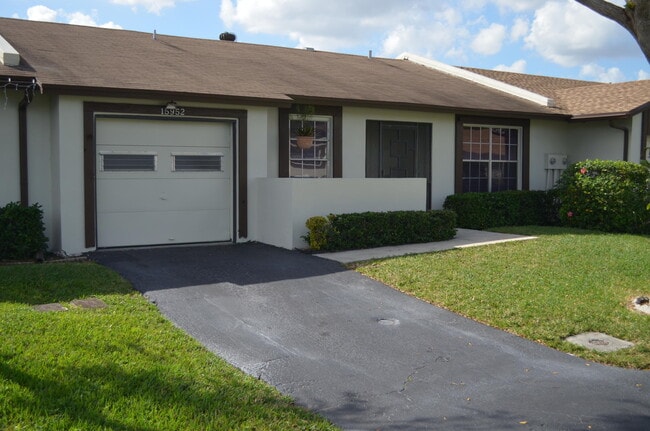 Building Photo - 15952 Forsythia Cir