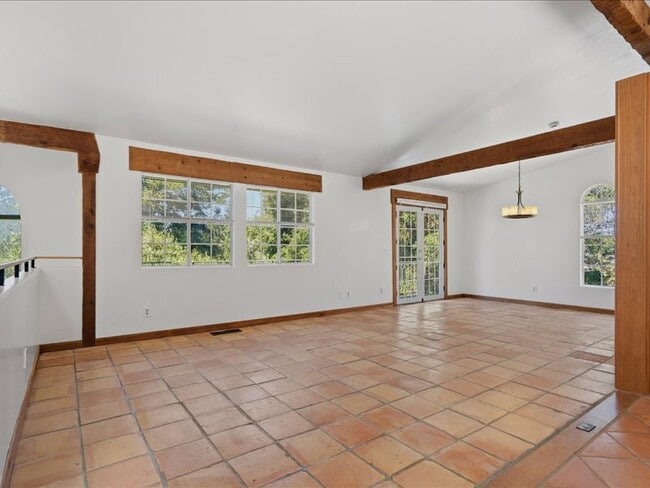 Building Photo - 930 Valley View Dr