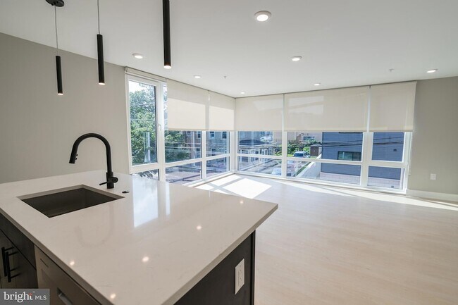 Foto del edificio - 6604 Ridge Ave
