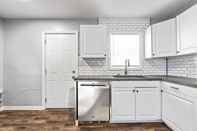 Building Photo - 2046 Woodland Ave