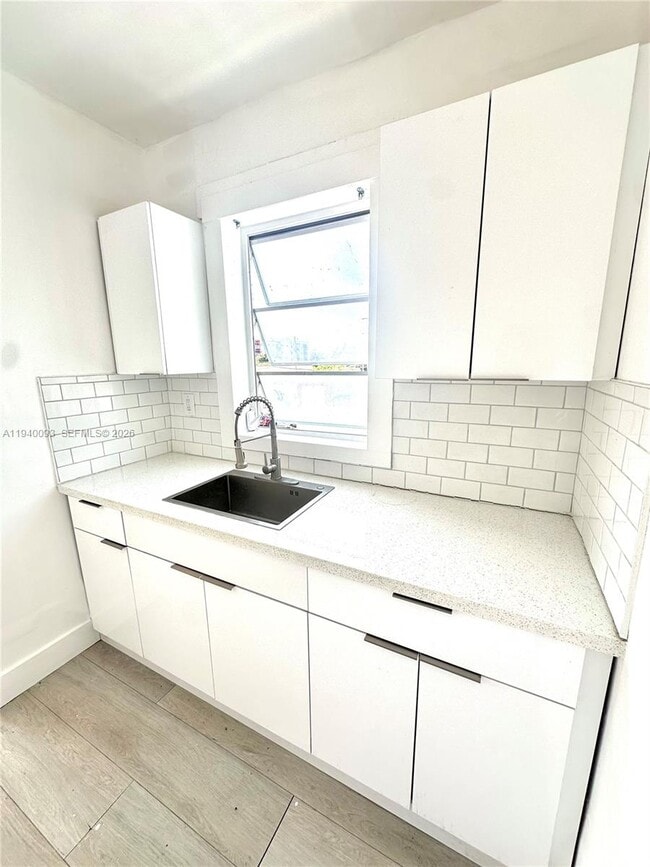 Foto del edificio - 967 SW 5th St