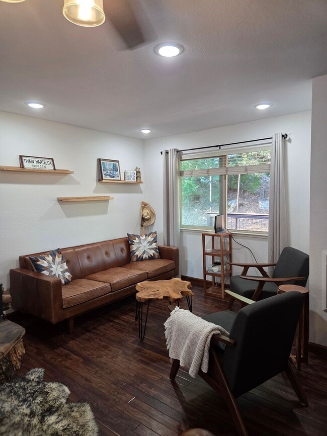 Foto del edificio - Spacious 3 Bedroom, 2 Bath Home with Bonus...