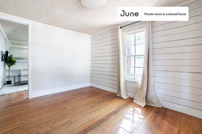 Foto del edificio - Room in Shared 3 bed/1 bath home