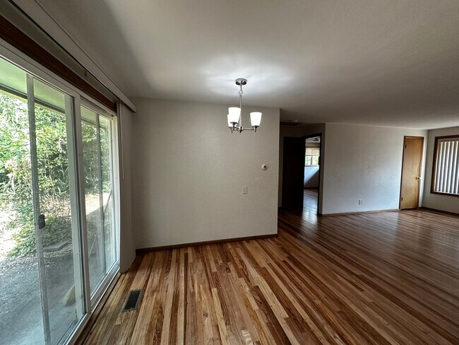 Building Photo - Very Nice 2 Bedroom Duplex with Hardwood Floors, in SE Corvallis