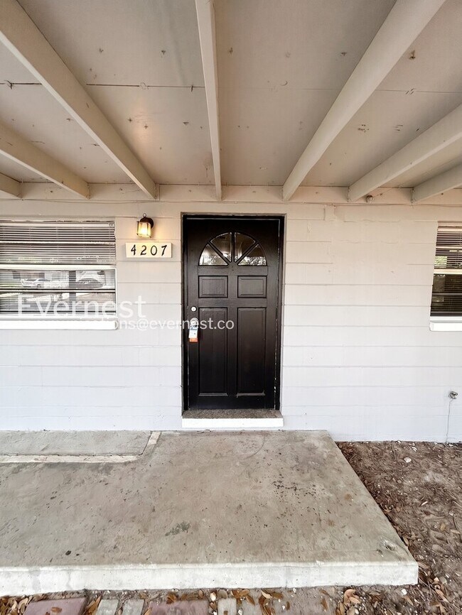Foto del edificio - 4207 E Sandalwood Cir S