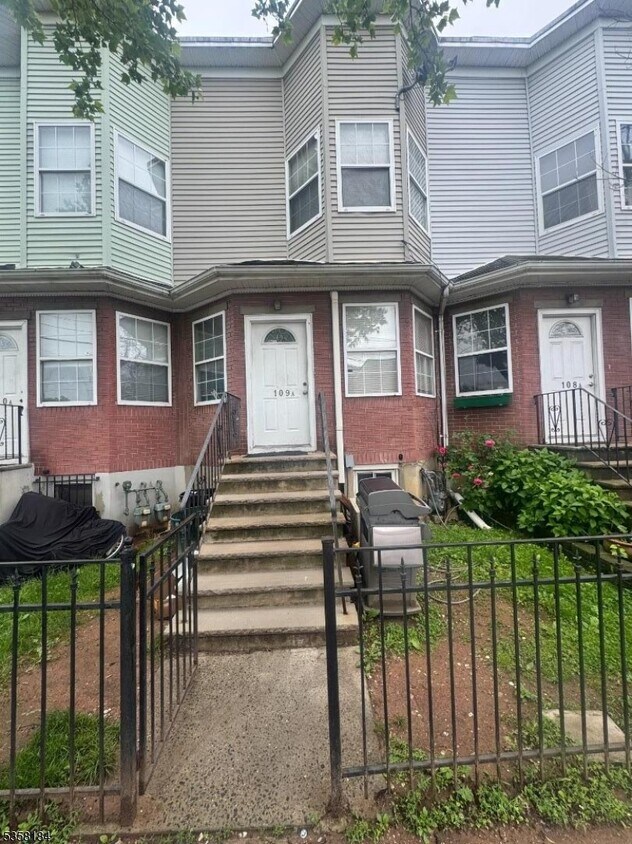 Building Photo - 461 Catherine St