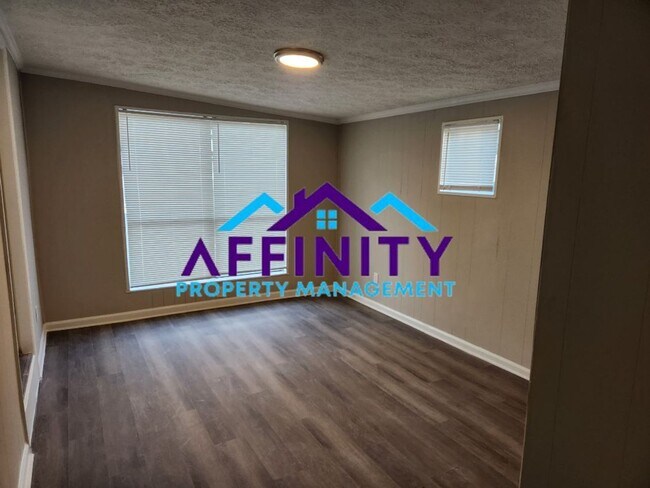 Building Photo - 3 Bedroom / 1.5 Bath