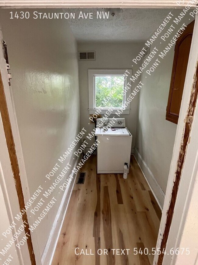 Building Photo - 3 Bedroom 2 Bath Home