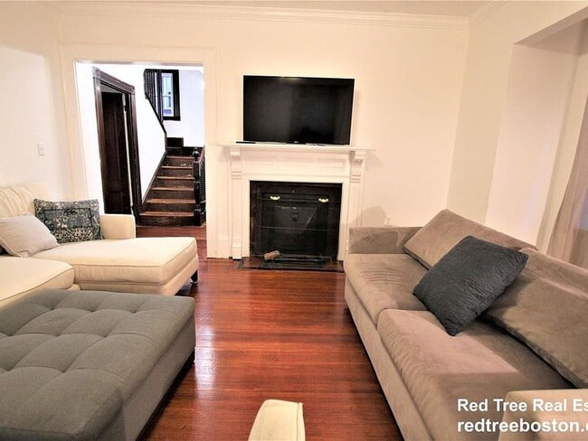 Building Photo - Massive Luxury Home w 4 Parking Spots Included in Lower Allston!  Great for Students & Working Pr...