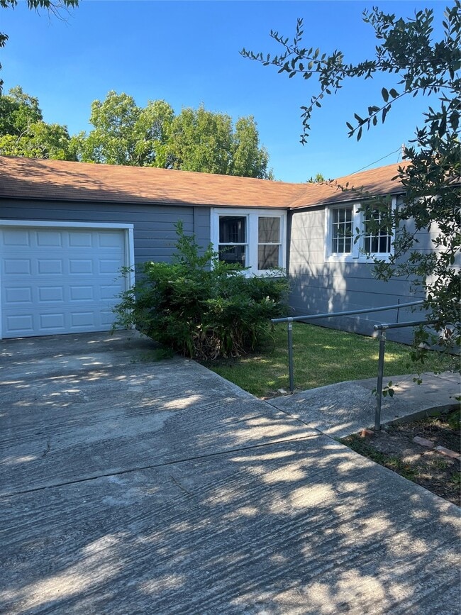Building Photo - 2426 8th Ave N