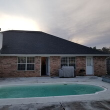 Building Photo - 14975 Greenwell Cir