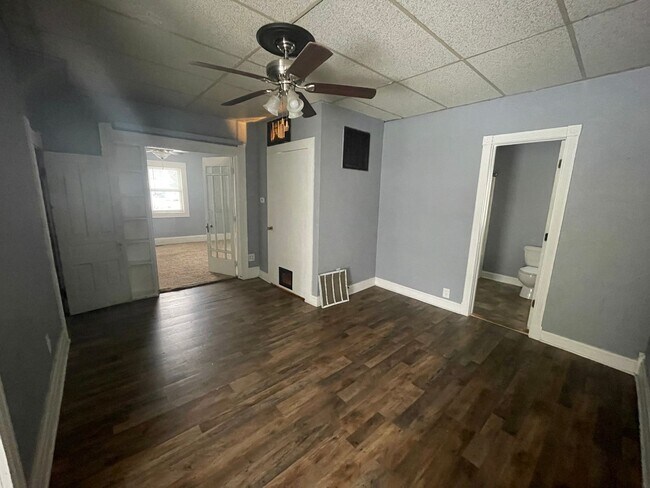 Building Photo - Spacious 2 Bedroom W/ A Bonus Room