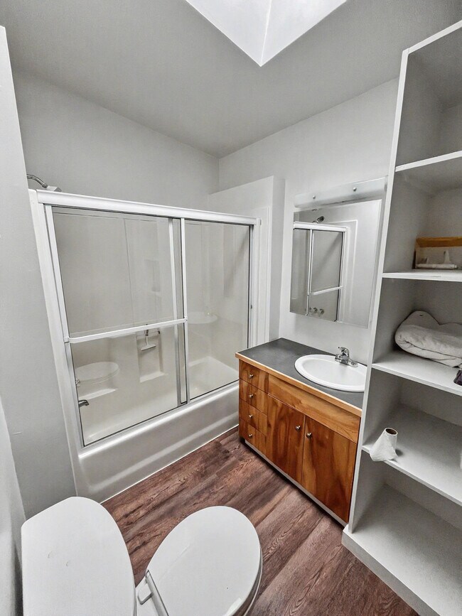 Foto del edificio - 9330 Emerald Dr