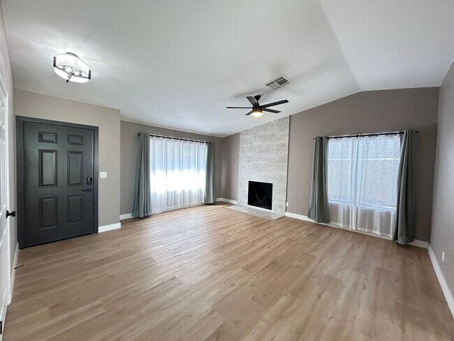 Building Photo - No HOA! 4-Bedroom 2-Bathroom!