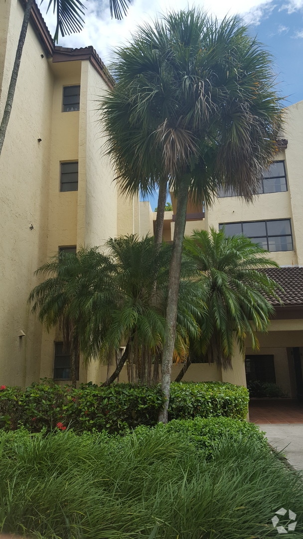 Building Photo - 8820 SW 123rd Ct