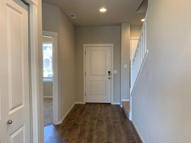Foto del edificio - GORGEOUS 5BD, 3BA, 2-CAR GARAGE! AMENITIES...