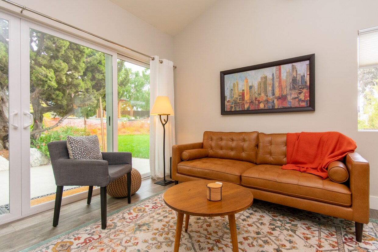 Foto principal - Beautiful Fully Furnished 1 Bd Rental!