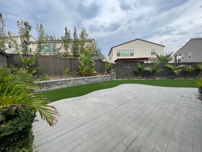 Building Photo - Beautiful 2 Story 4 Bed 3 Bath House in Ch...