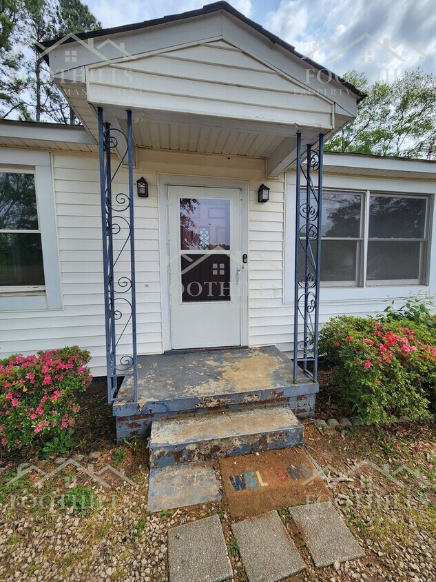 Primary Photo - Beautiful 3 Bedroom Home on a Large Lot!