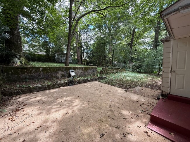 Building Photo - ** 3 bedroom 1 bath located in Forest Hill...