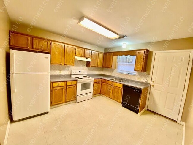 Building Photo - 2 BED & 2 BATH / NO PETS / S8 ACCEPTED