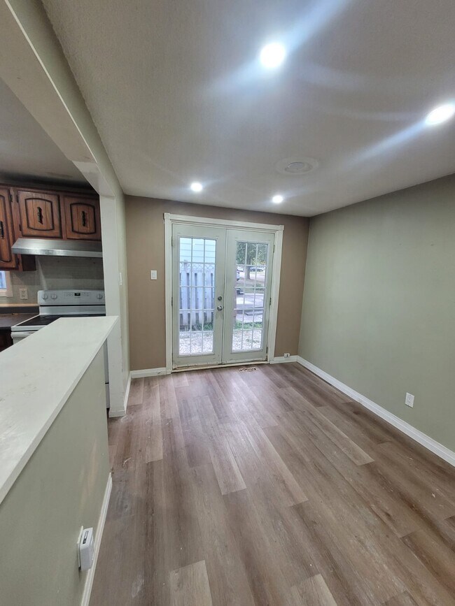 Building Photo - 466 Midwood Cres