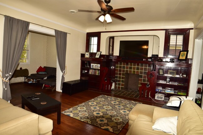 Foto del edificio - 5880 Burchfield Ave