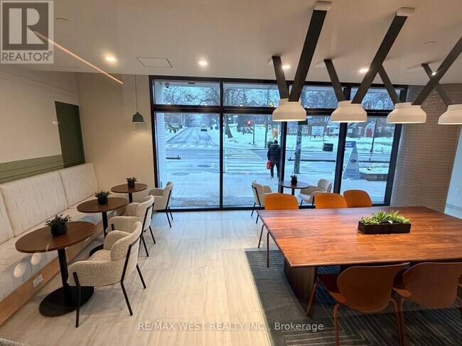 Building Photo - 1660 Bloor St W