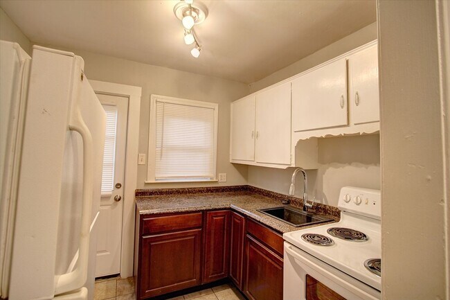 Building Photo - Splendid 2 Bed, 1 Bath Duplex by Northgate...