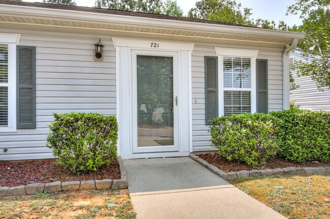 Foto del edificio - End Unit Townhome Evans