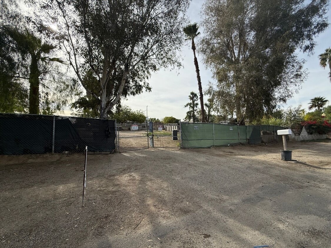 Nice 3 Bedroom home in a huge lot! - Nice 3 Bedroom home in a huge lot!