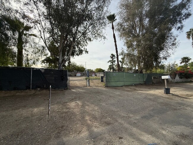 Nice 3 Bedroom home in a huge lot! - Nice 3 Bedroom home in a huge lot!