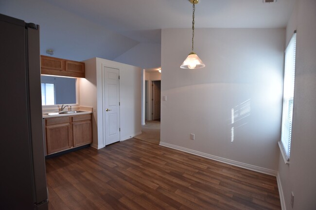 Foto del edificio - Three Bedroom Home In Greenfield