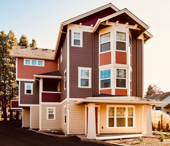 Building Photo - 915 SW 10th St