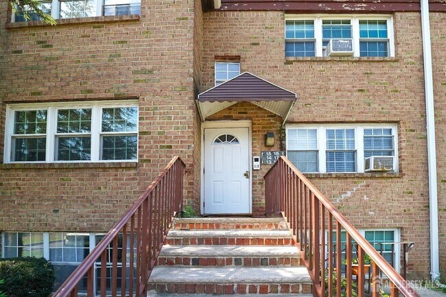 Building Photo - 18 College Dr