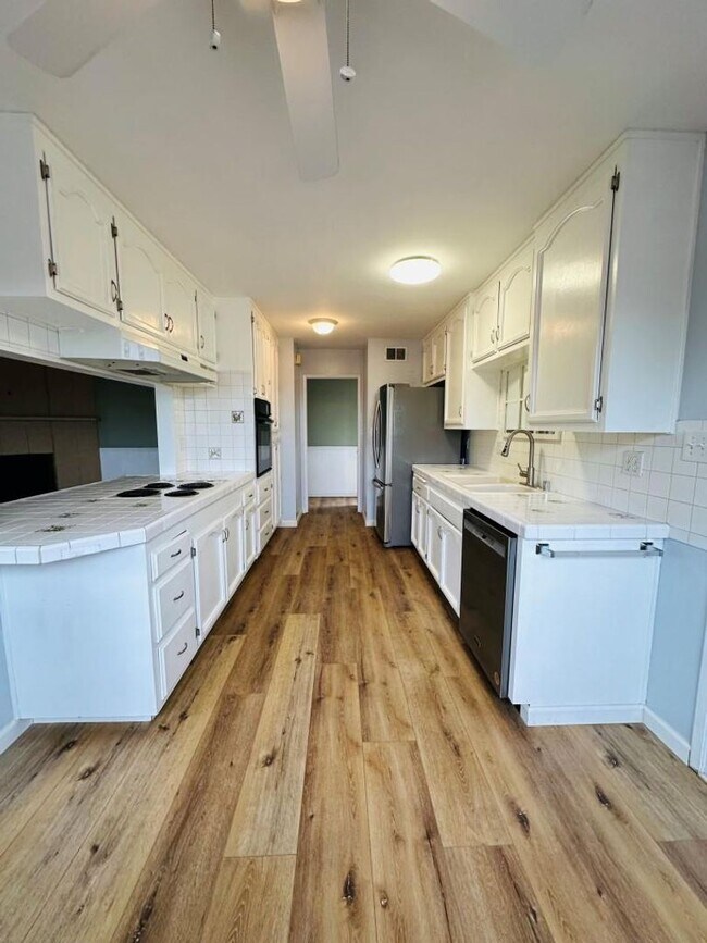 Building Photo - Single Family Home in San Carlos