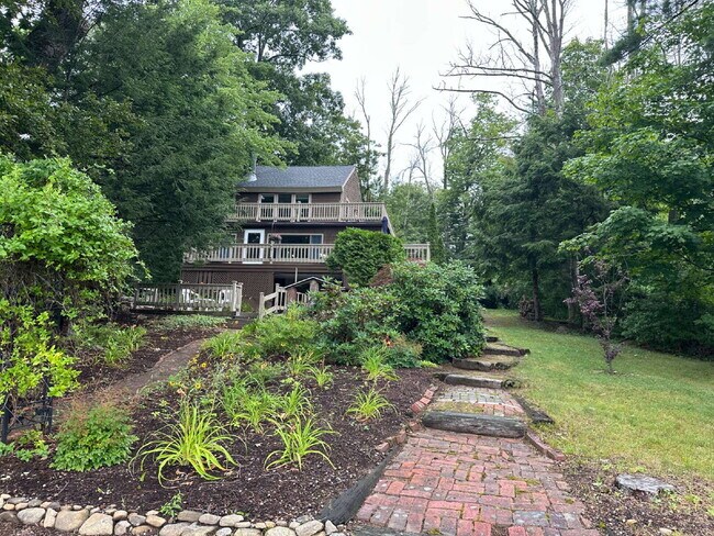 Foto del edificio - Peaceful Waterfront Living: 2-Story Home on River Road with Ample Outdoor Storage & Water Extras!