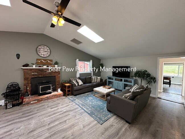Building Photo - "Charming 3-Bedroom Retreat in Scenic Evergreen!