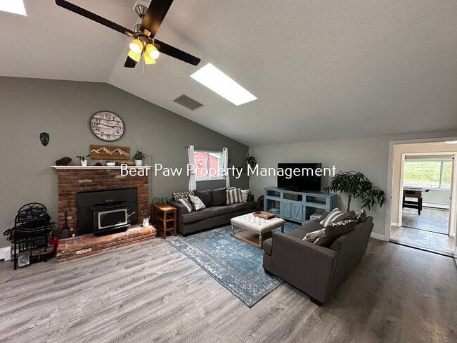 Photo - "Charming 3-Bedroom Retreat in Scenic Evergreen! Apartment
