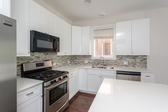 Building Photo - Newly Constructed 3bed/3bath with beautifu...