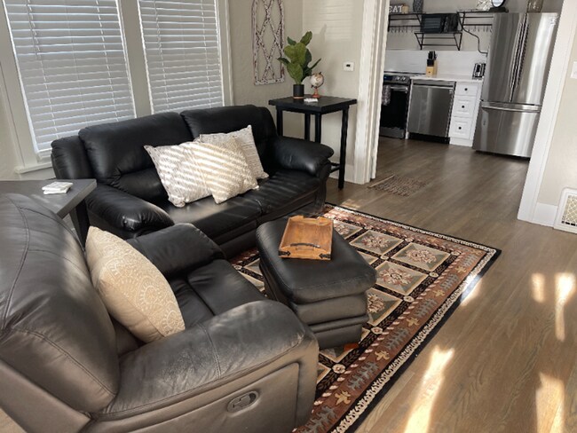 Foto del edificio - Renovated Fully-Furnished Duplex w/ Private Fenced Yard